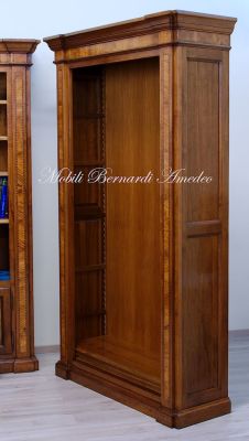 Libreria a giorno in legno massello di noce intarsiato con ripiani spostabili stile classico